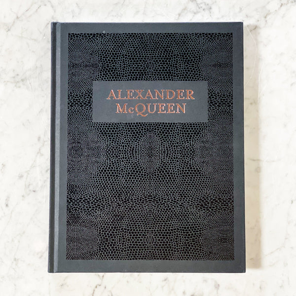 ALEXANDER McQUEEN　洋書 Lee Alexander McQueen: The Illustrated World of a Fashion